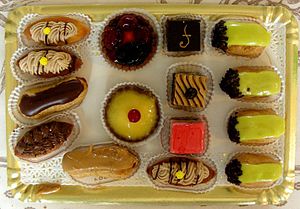 Petits Fours Français Petits Fours Français : Petits fours עברית: פט...